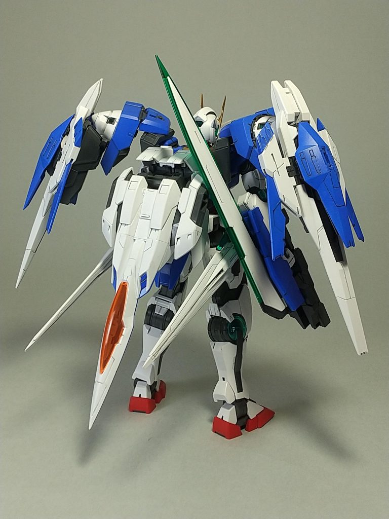 アクリジョンはさらに使い勝手が悪く、かなり薄めないと吹けないので乾かず、乾いたと思って触ると剥がれるので一日以上置いて組み立てるような感じでした。やってやれない事はないですが、素直にアルコール塗料で塗装するのがベストかなと思います。アクリジョンは現在、タミヤスプレーワークのプラスチックガンの太吹きノズル仕様を使い、ネットを参考にアクリジョンお茶パックろ過吹きを試しています。ろ過吹きで、使い勝手ほとんど満足なのですが、塗装中に先端が乾いて詰まる傾向が少しあるので、希釈を薄めるか、ブラシ先端を水に浸けて休むかを試そうかと思います。