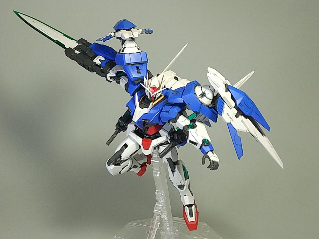 初MGでしたが、完成度が高く、素組するだけでカッコいいです。ガンダムマーカーエアブラシシステムでのラッカーとアクリジョン塗装に挑戦しましたMSホワイトとコバルトブルー+蛍光ピンクをラッカーで、ジャーマングレイ+ホワイトのアクリジョンでABSパーツを塗装しました。この3色をマーカーの空きケースに入れてクレオスのL5で吹きました。ゴールドとモンザレッドは塗る場所が少しなのでラッカーのエアブラシ塗装です。スミ入れはエナメルで。