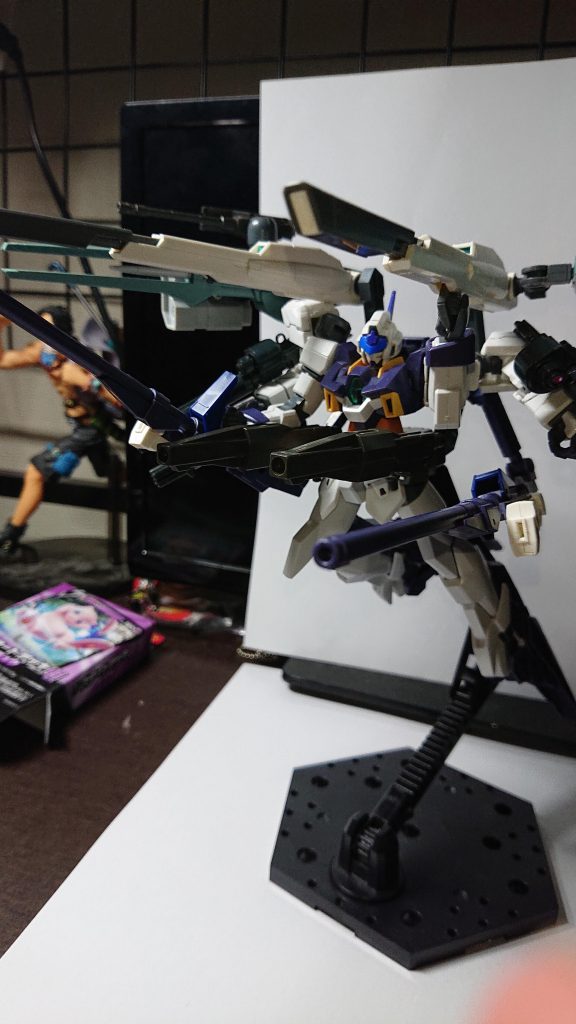 装備、武装を全て展開した状態。
小回りが効いたり、高速移動が可能となる。
「オープンフェイズ」と呼ばれる。
各部武装の呼称&説明は、
下から、
「ロングレンジビームガン」
大型の長距離狙撃用ロングレンジビームガン。
長距離のみならず近距離でも使えるため、主にこのビームガンが使われる。
側面には大型ビームソードをマウント。
「腰部ビームカノン」
腰部に装備されたエネルギー砲。
これ一発でコロニーを破壊するだけの威力を出すことも可能。
「ビームガトリング」
肩部に装備されたサブアームに取り付けられたビームによるガトリング砲。
ノーマルフェイズ時は本体の腕があまり動かせないため、サブアームのガトリングによる砲撃でカバー。
「ツインサテライトキャノン」
本機体最大の威力を誇るエネルギーキャノン砲。
本来のサテライトキャノンと違い、マイクロウェーブは使用しない形となる。しかし、威力は申し分なく、むしろ本来のものを超えるのではないかとも言われるほどの威力をもつ。
「大型ビームレールガン」
ツインサテライトキャノンの横にマウントされた大型のレールガン。
「3連大型対艦ミサイル」
ビームレールガンの側面に装備されたミサイル。
主に弾幕を張るために使用。
分散して小型のミサイルを放出できるパターンの砲弾も存在するらしい。
「ビームキャノン」
これまたビームレールガンに装備された小型のキャノン砲。威力は低いが連射や小回りが効くため、それなりに重宝される武装でもある。