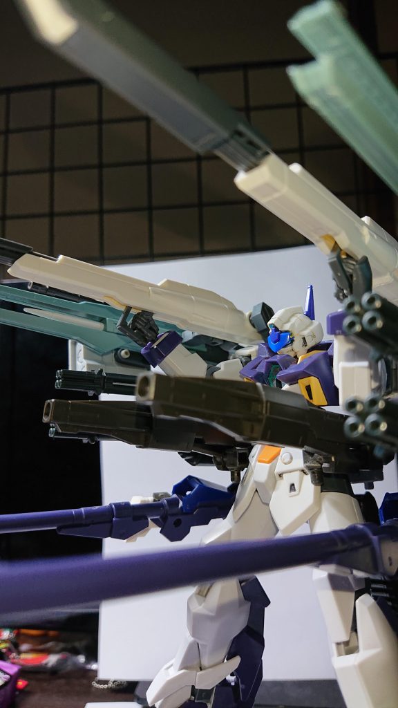 装備を全て前方に向けて一斉掃射、
「フルバーストフェイズ」と呼ばれる。
各武装の全エネルギーを放出するため、威力はとんでもないものになるが、その後の稼働時間も大幅に削られてしまうため、最悪の事態での最終手段となる。
左右合わせて32門もある銃口から放たれる砲撃の嵐を避け、乗り越えた機体は存在しないという。