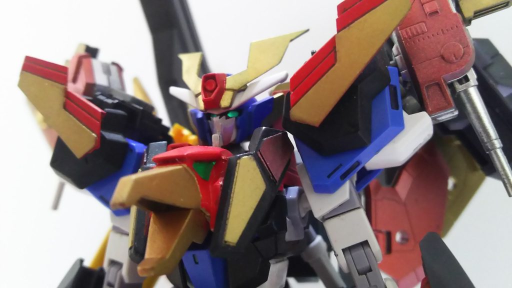 胸部装甲がスレンダーで派手さが無いのは、差し替え無しで大型の剣
を構えられるようにしたかったからです。
構想段階ではグラヴィオンみたいに戦闘機がくっつく予定でした。