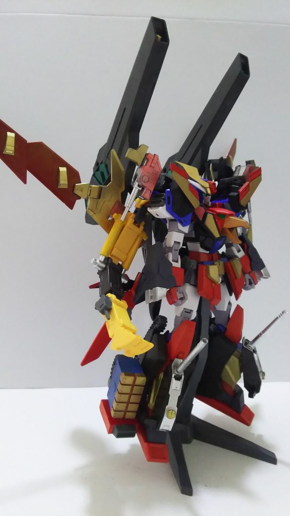 バーンベルガーに追加のサポートマシンがくっついた姿です。
両肩に追加で砲塔を装備。
右肩にはパワーショベルバケット（用途不明）
左肩には漢のロマン（ドリル）