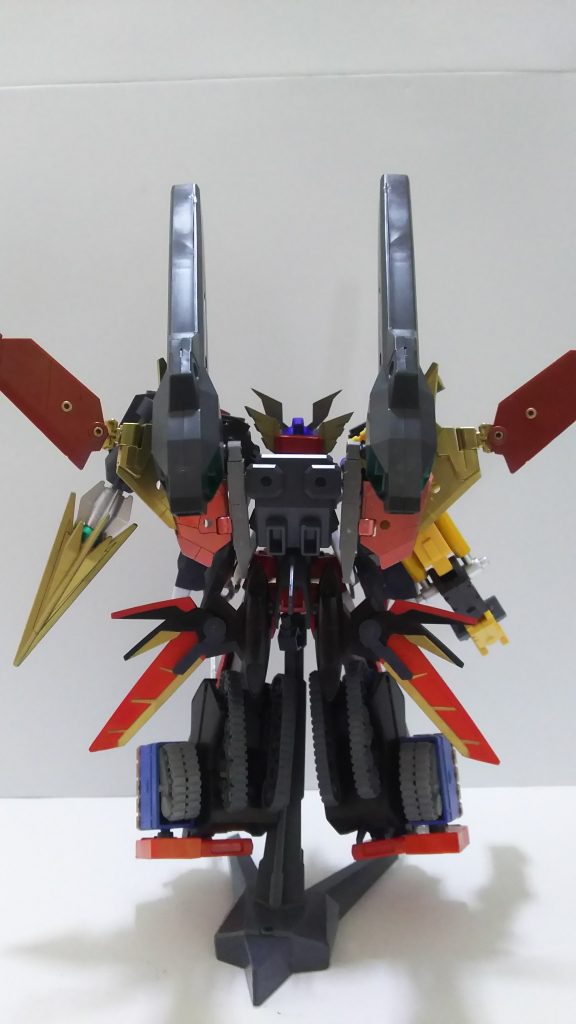 バックパックには巨大な翼と大口径キャノン
大小のウィングは巨大なＸ字を形成して場所をとります(´・ω・｀)