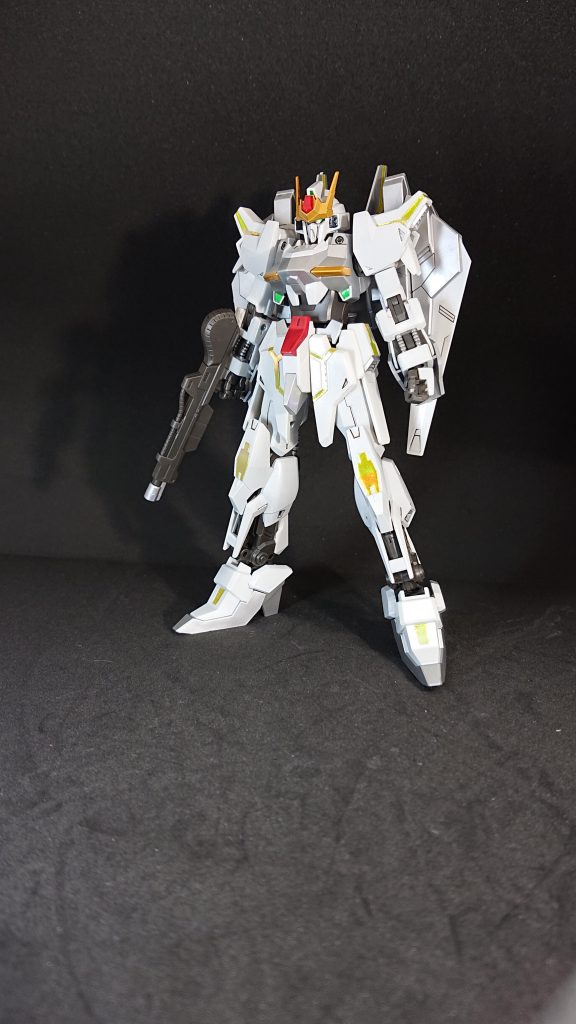 ルナゲイザーはちょっと前に作ったものです。
灰色のパーツはシルバーに、白部分はガンダムホワイトにして宇宙探査船っぽい感じにしてます。
無改造でネプテイトは付けられるので違和感なく付けられます。