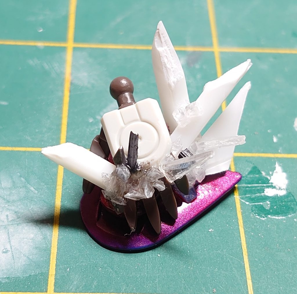 ELSの侵食表現は砕いたランナーとプラ棒をエポパテで接着