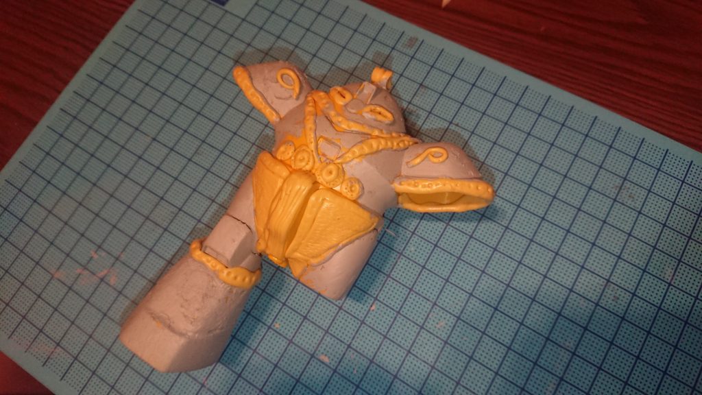 ラッカーパテで表面を荒らした後エポパテで紋様を作りました