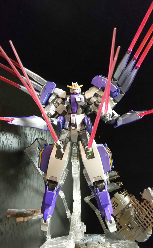 正面から
ビームサーベルを手に2本、隠し腕に2本、ビッグアームに8本の計12本を同時に出せます。隠し腕とビッグアームはキャノンとしても可能。腰のGNキャノンはブースターに変更しているので、後ろを向いています。