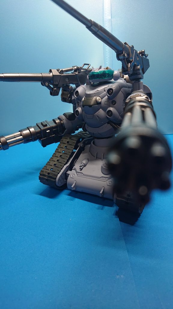 グシオンとガンタンク初期型をミキシングしました。両腕ガトリングと胸部のマイナスモールドは、ダンボール戦機のLBXトロイを元にしています。