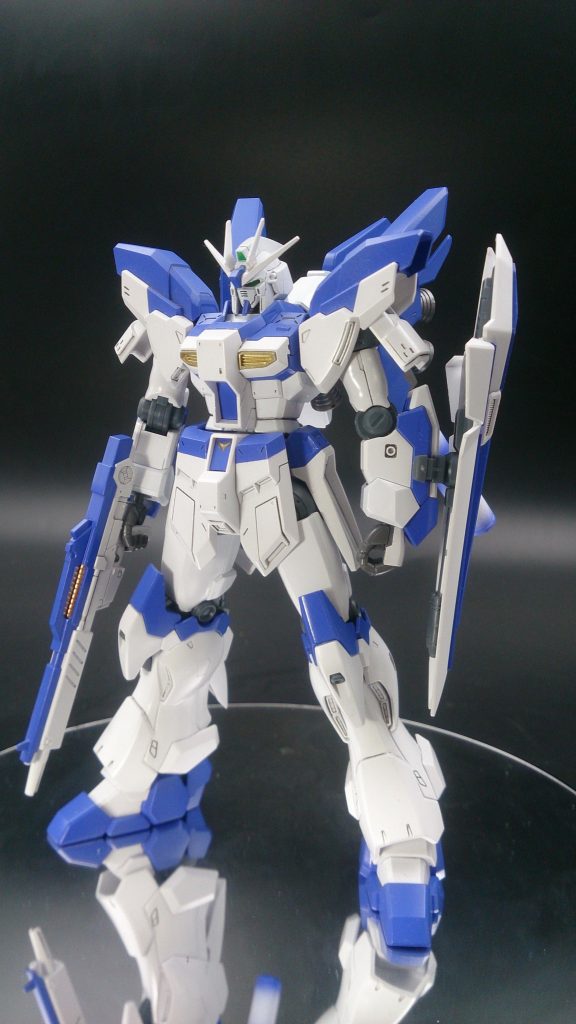 斜め前から。
ほとんどがHi-νガンダムとシナンジュスタインで構成されています。
頭部のみHi-νガンダムヴレイブのものですが、実はアンテナだけフリーダムガンダムのアンテナです!違和感ないのが自分でもびっくりです(笑)