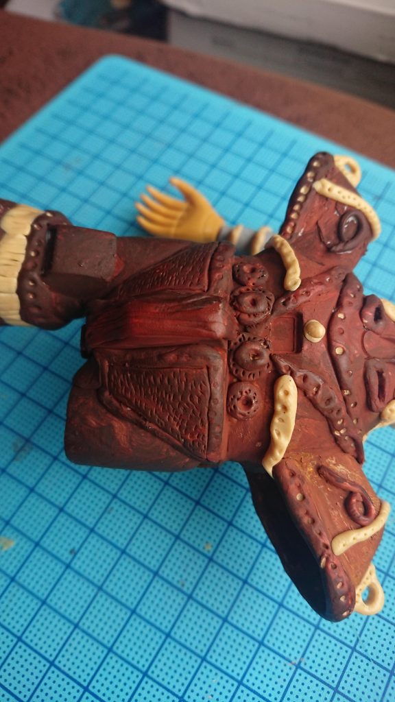 アクリルガッシユで塗装。足りない紋様をエポパテで足します。