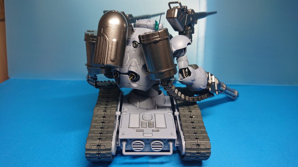 背面。バーニアを二重にしました。バーニアの真ん中に穴を開けて、真鍮線を通しています。