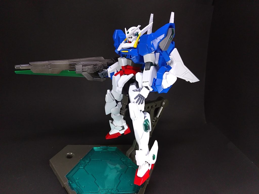 GNT-9900ネオエクシアELS決戦後、ソレスタルビーイングが数年かけて新たに開発したMS。ダブルオークアンタ同様ツインドライヴの使用を前提に生産されたGNドライヴを背中と「GN-B.R.D(ガン･バード)」と呼ばれる大型ビームライフルに搭載している。