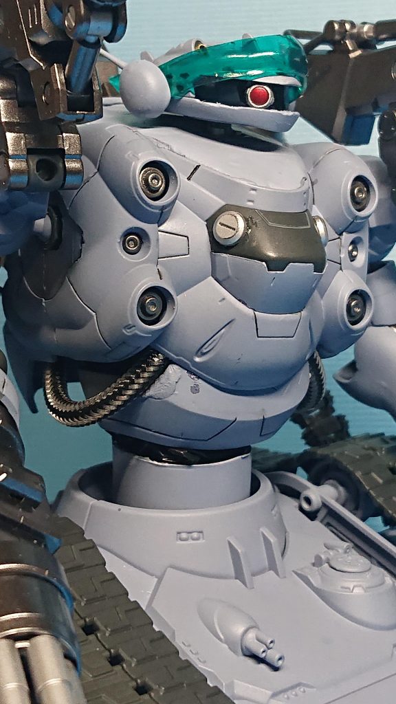 遠くからでは分かりにくいですが、バイザーの奥はモノアイ化してあり動きます。
胸のケーブルには壊れた100均のスマホ用の充電ケーブルを再利用しています。
お腹の黒い部分には、黒いビニール袋を使用して隙間を隠しています。