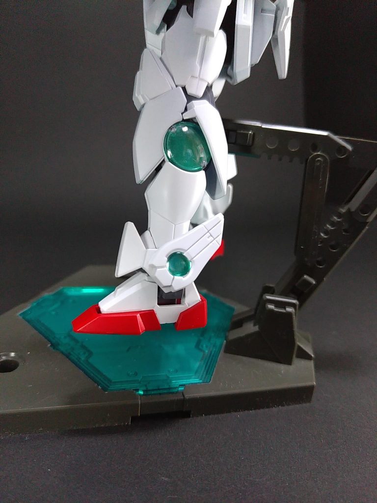 脚部はクアンタをベースにしました。ヒザにダブルオーダイバーの足の甲のパーツを追加。可動するスネパーツにダブルオーダイバーのアンクルガードを接着。外側にはエクシアの前腕パーツを接着してネオガンダムのアンクルガード風に成形しました。