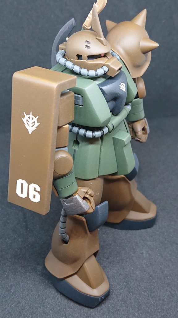 デカールはジオンマークくらいの少な目に