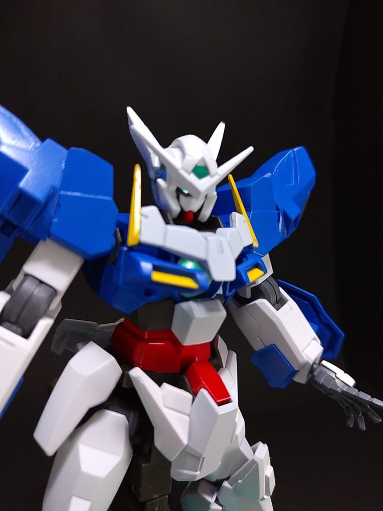 頭部はほぼエクシアです。耳をエクシアのビームサーベルの柄を使い延長。頬のダクトを削り、プラ板で厚みを持たせてみました。
胴体と腰はサバーニャを基にエクシアの胸のダクトとフロントスカートを取り付けました。黄色のクラビカルアンテナはビルダーズパーツ MSブレードを使いました。腹部の白いパーツはレンズが見えるようにサバーニャの物を短くカットしてプラ板で形を整えました。サイドスカートはクアンタの物を使いました。リアスカートはサバーニャにクアンタを追加しました。