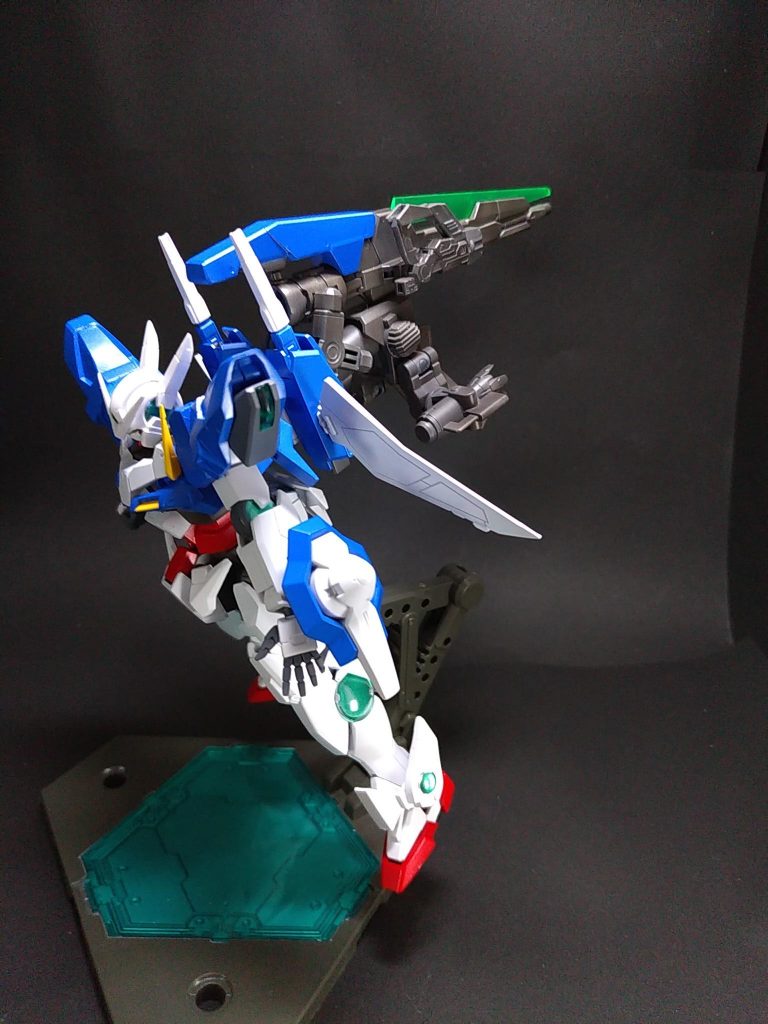 エクシアムバースト モード「対話」のためのシステム「エクシアムシステム」を発動させた姿。背中とGN-B.R.DのGNドライヴを直結し、高濃度粒子領域を展開する。
プロペラントタンク(丸)の無限連結を利用して背中のGNドライヴとGN-B.R.Dを合体させてます。