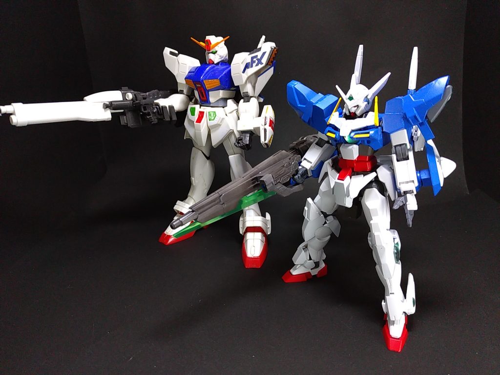 最後はモチーフにしたネオガンダムとツーショット。20数年前にニッパー1本で中学生が作ったものなのでアップでみたりしないでね(^^;)
ネオガンダムエクシアでしたヾ(^^ )