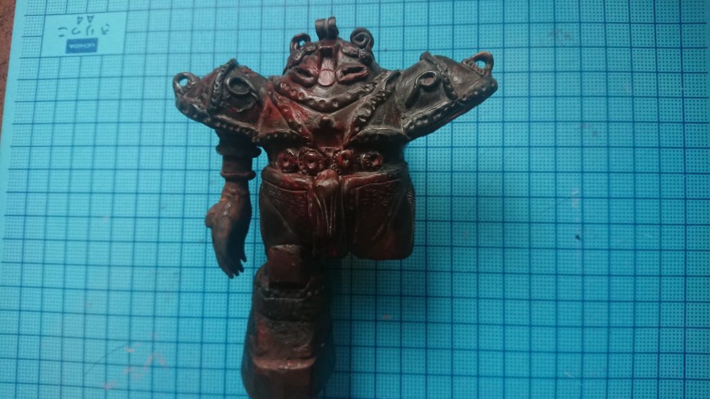 絵の具でさらに色味を足していきます。土埃の表現としてパステルの粉を紋様の間に入れてスミいれのような作業をしました。ほぼ完成です。