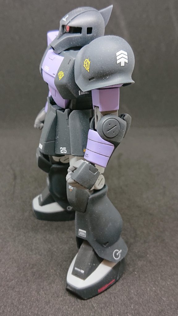 肩と胸のジオンマークが近すぎでうるさい感じになってしまいました。