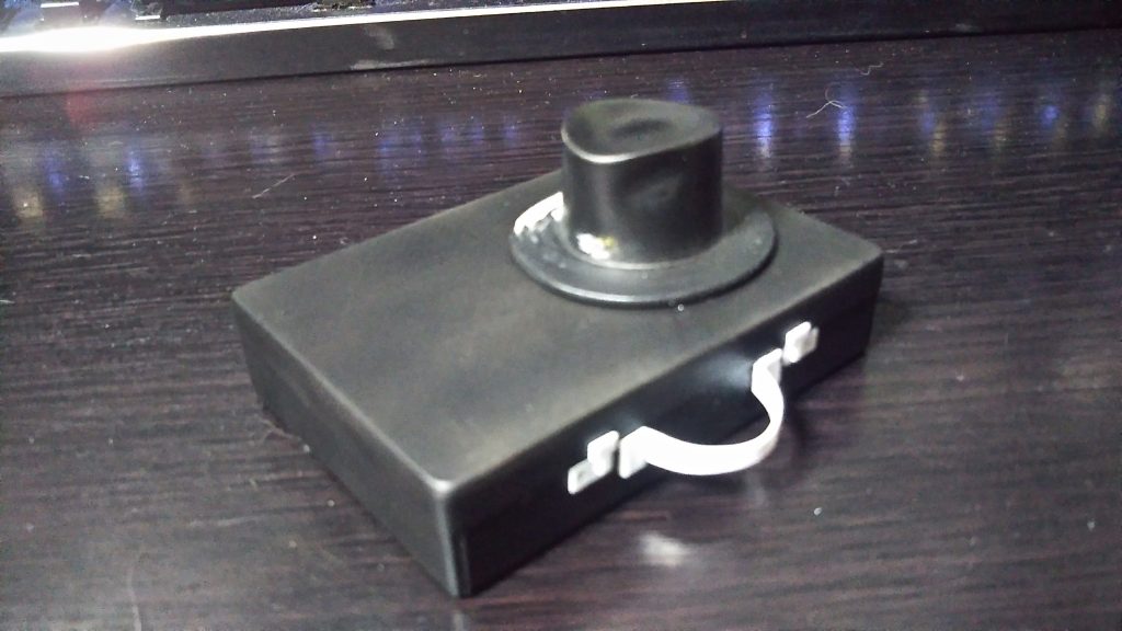 帽子、カバン等の小物。　カバンはデジタルビデオカメラのテープケース改造。