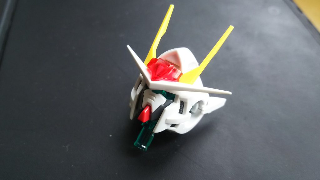 素組と紹介しましたが、アンテナだけシャープに削ってます。このキットはLEDユニットが1個付いていて、カメラアイやGNドライブを光らせることができるんですよね。全部で5か所光らせることができるのであと4個欲しいなー。