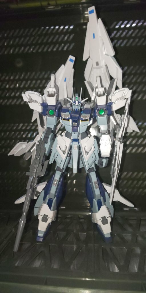 正面。
ライトニングガンダム2号機に、S・Oユニットと呼ばれるサイコフレーム製のユニットを全身に装備した形態。
S・Oは表向きはスペシャル・オフェンシブの略だと言われているが、見るものが見ればシンギュラリティ・ワン 即ち 封印されたはずのユニコーンガンダムのパーツが全身に配置されている事に気が付くだろう。
