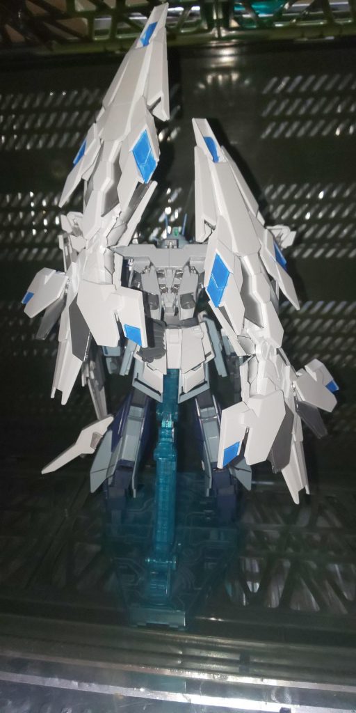 背面。
アームドアーマーDEを2機装備している。
左右で配置が異なるのはパイロットの戦闘時の癖に配慮した結果である。
右のアーマーが姿勢制御とニュータイプ能力の拡張、左のアーマーが攻撃と防御を主に行う。
また本機にはNT‐Dが追加装備されているが、無理矢理設置した為、本来のユニコーンに比べて稼働時間が短い。