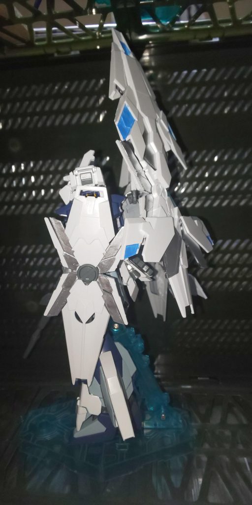 左側面。
左碗部にシールドを装備し防御力に余裕がある為、アームドアーマーを正面に向けて攻撃形態にする事が多い。