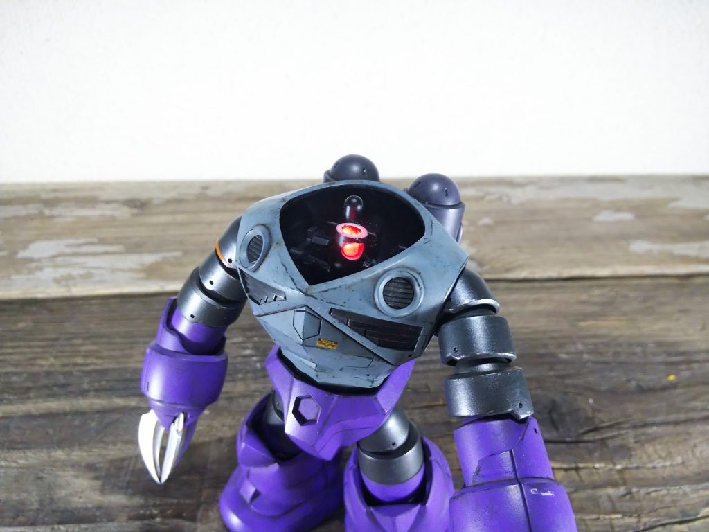 モノアイ発光は開口したプラパイプをポン付けでミライトをブチ込んだお手軽設計です!!