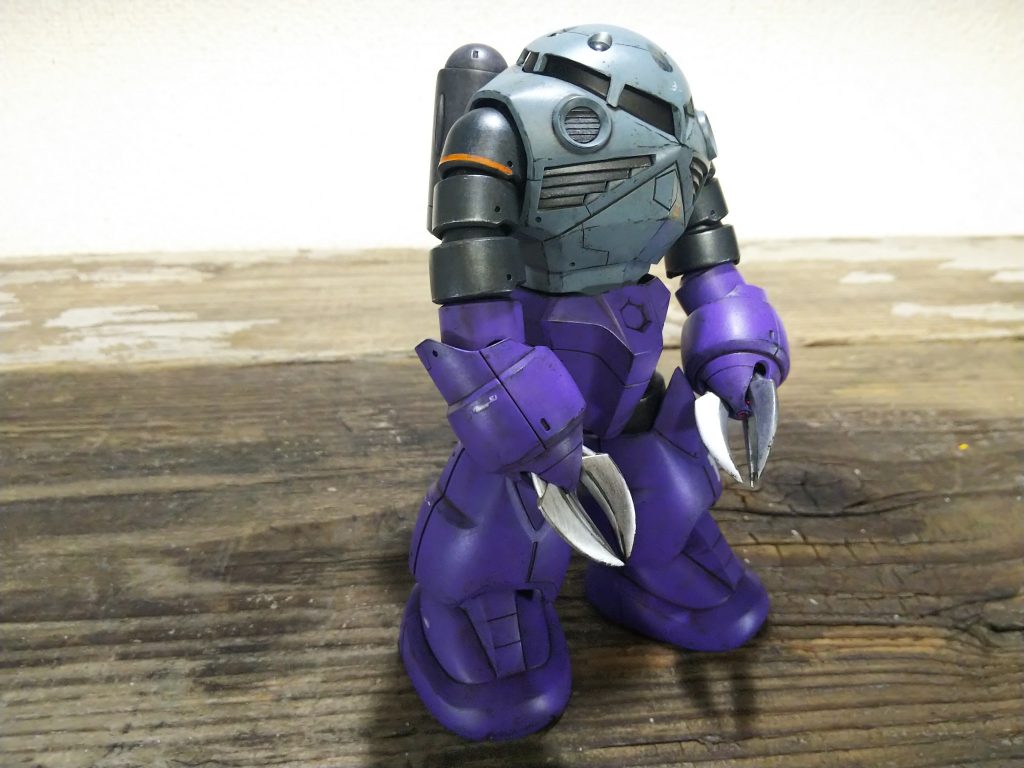 基本的な工作はスジボリ、ピンバイスでの情報量のアップ。
爪のシャープ化、足の蛇腹移植と左手、モノアイの発光ギミックですね。
蛇腹の移植事態は凄い簡単でしたが、普通に組むよりテンション掛かるのか塗装の際に割れる割れるw
リカバリーがメチャクチャ大変でしたね😂