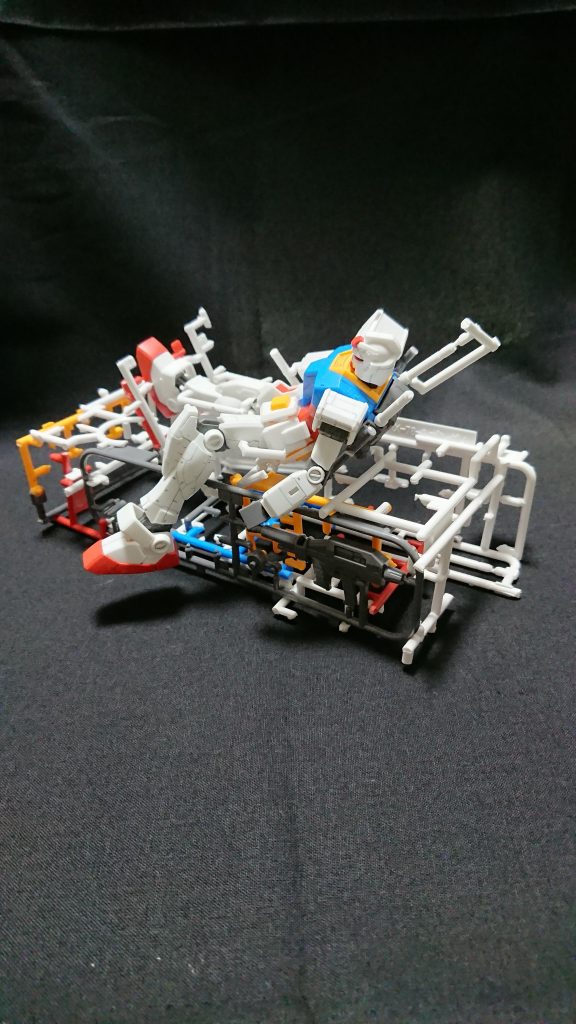 動き出した半身だけ｢ガンダム｣を意識してスミ入れしてみました