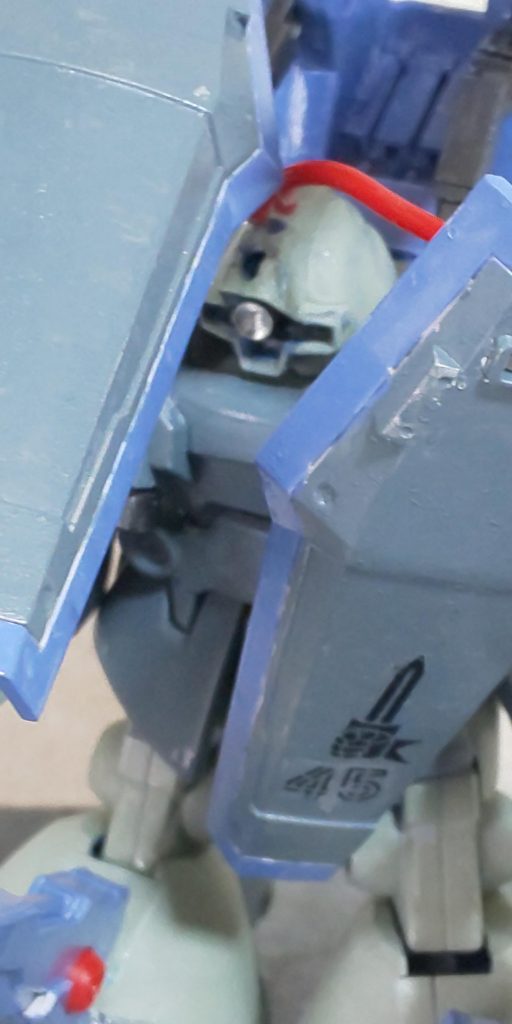 盾に仕込んだモノアイ（ピーカーブー・システム）からのケーブル、塗装中に外れて直らなくなりました（＾＾；あと、40代にアピールするマーキング