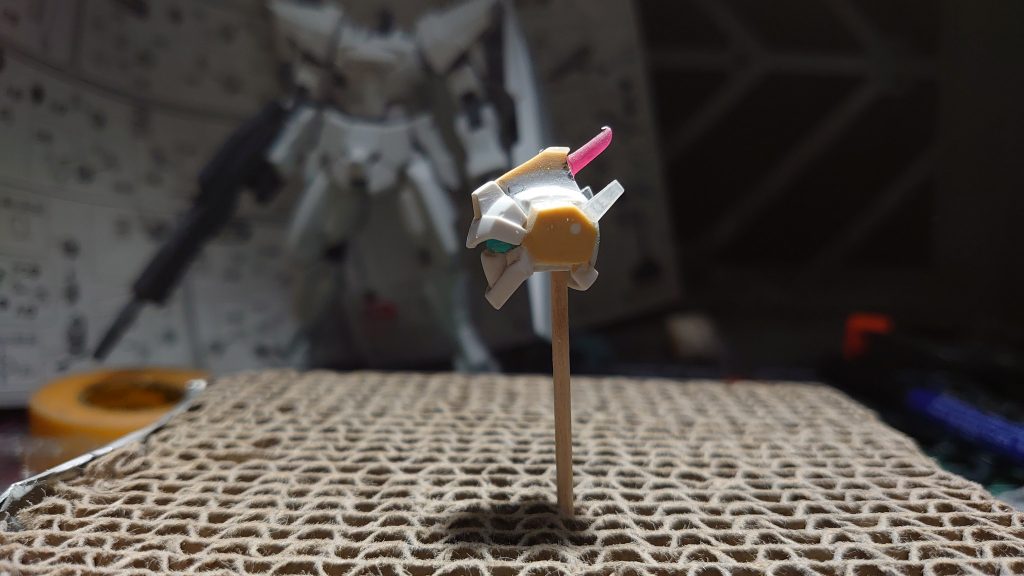 角はAGEシリーズのサーベルを切って流用。ほっぺの角はプラ板組んで。参考にしたのはホビージャパン発行の3冊目のAGEムック本よりおれんぢびえす様制作のティエルヴァとどっかのブログを参考にしました。