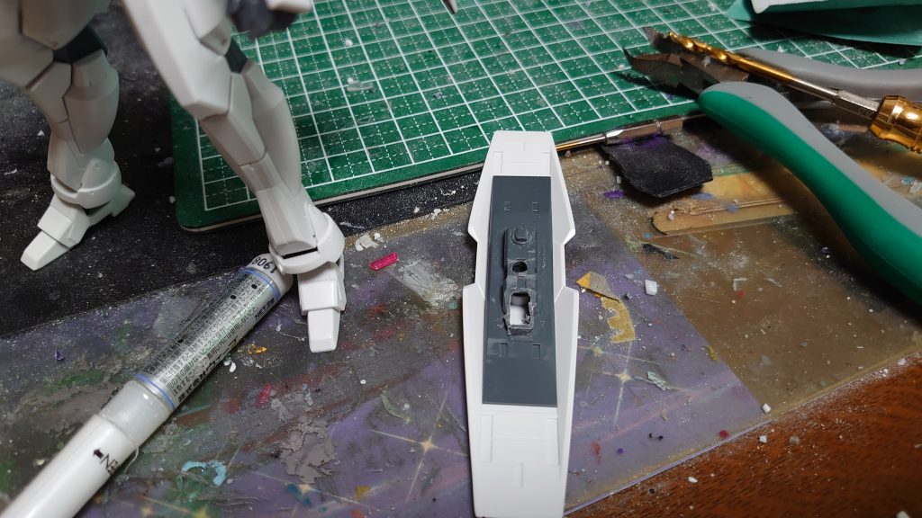 これもおれんぢびえすさん作のティエルヴァのシールドを元にGエグゼスのを持ち手切ってパテで埋めてピクシーの余剰の陸ガンランナーの接続パーツを流用しました。