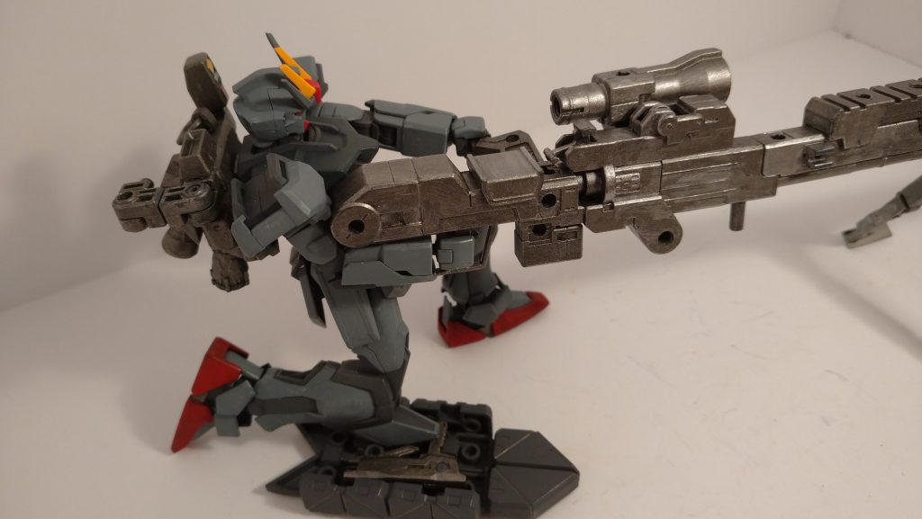 シールド装甲裏にはビームピストルを装備しています。