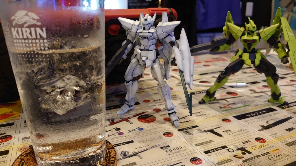 大阪日本橋にあるアニプラカフェ工房にて、ここでは1階がカフェ＆バー2階が模型制作スペースとなっております。このようにキットを持ってきて一緒に呑むことも可能。趣味が合う人が集まりやすいなぁと、言う感じ。