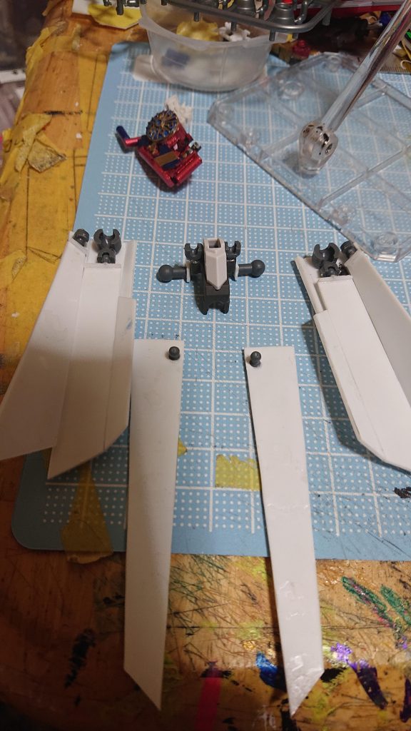 ローブもプラ板
塩ビシートとかで作ろうと思ってましたが素材が入手出来なかったのと面倒くさそうだったので辞めました