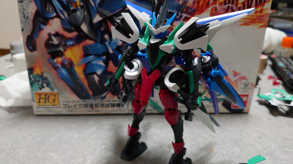 塗装前の下半身はグリムゲルデの物を改造し、スサノオの足が付いていたのですが、上半身の重さに耐えられていなかったので、急遽変更しました
塗装は缶スプレーで行っています
装甲はダークブルー
フレーム等はジャーマングレー
挿し色でゴールドを入れています