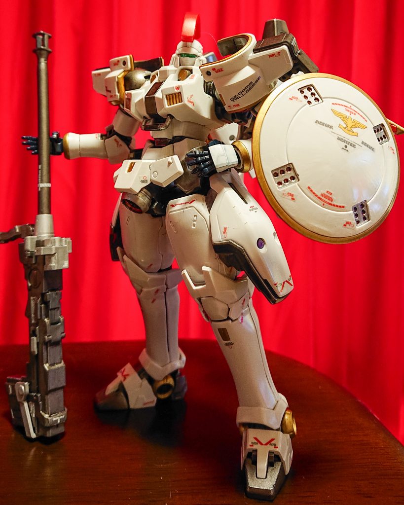 西洋甲冑のイメージなので、黄色部分はゴールドに変更し、光沢トップコートを吹いています。ドーバーガンはつや消しで。