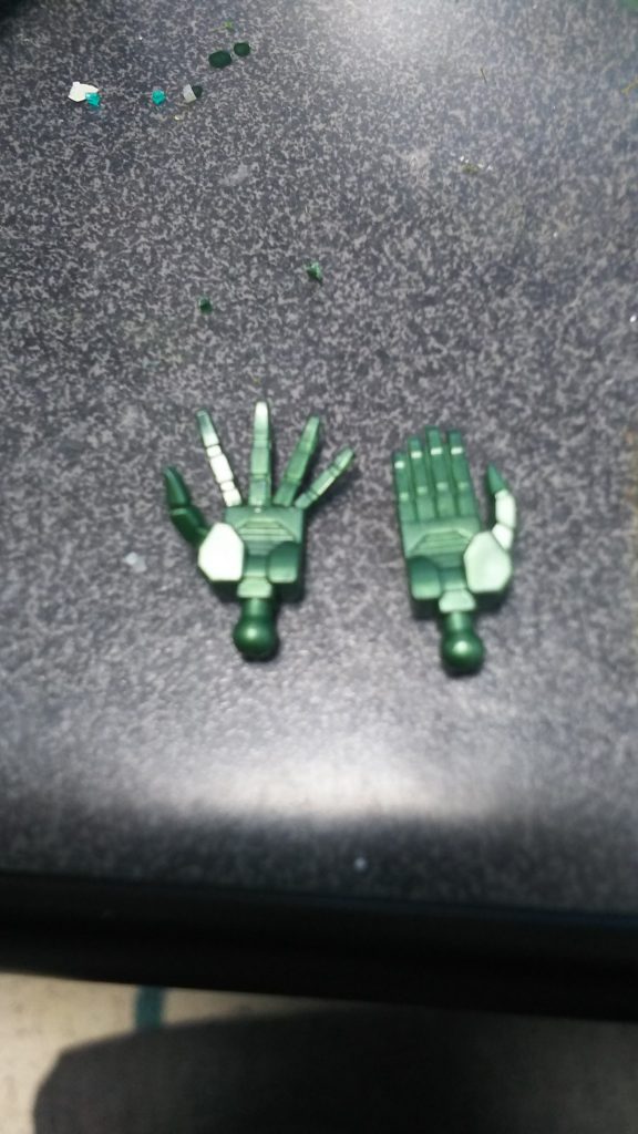 ビスト神拳な手首は指切り取って再接着。反った指を逆にして内側に曲げた感じに。(反ったまま開かせてもよかったなー。)