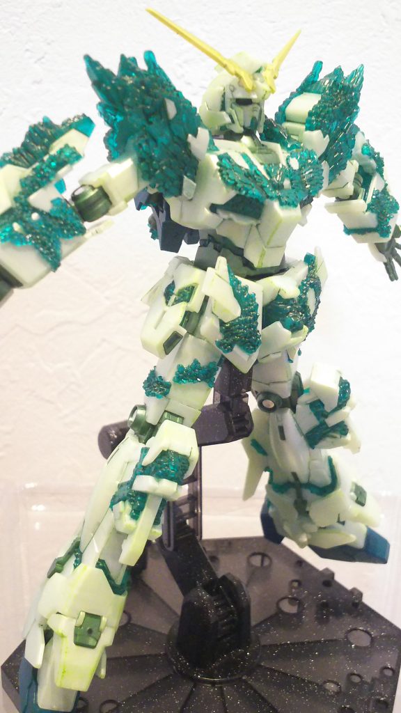 サイコフレームのいくつかは裏から銀色入れています。