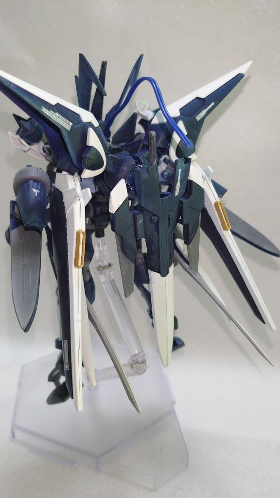 設定としては…
ブレイヴ及びスサノオの予備パーツを使用し組まれた言わば「ニコイチ」機体
擬似太陽炉を5機搭載し、継戦能力の向上と高火力、高出力を狙った
トランザムも可能であり、かなりの出力が出るが、高出力ゆえ、ピーキーな操縦性でパイロットにはそれなりの操縦技術が要求される
的な感じです😅