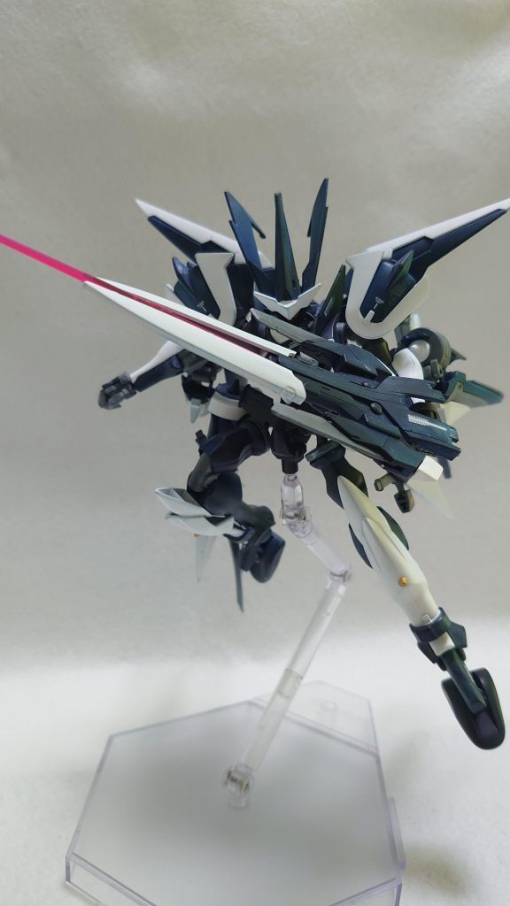 武装はドレイクハウリングを改造したビームソード「クサナギ」