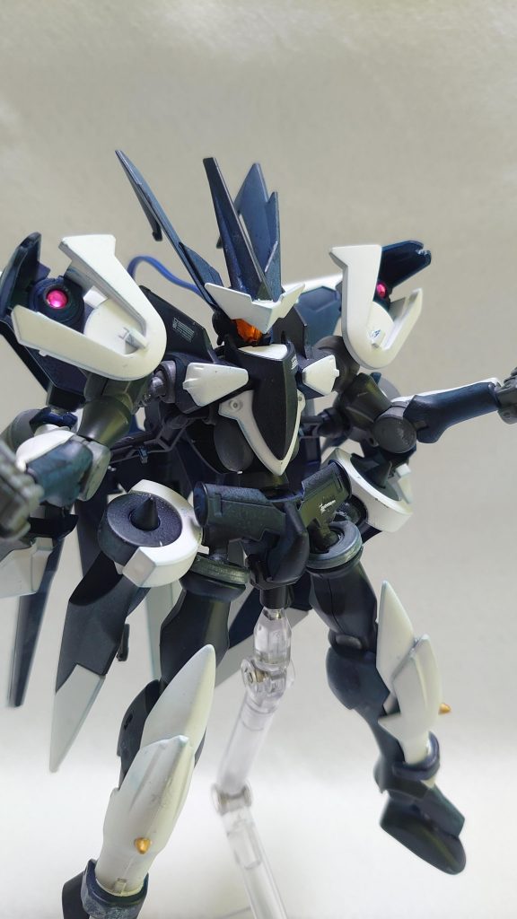 両肩が展開して高出力のビーム兵器
「ツインパニッシャー」