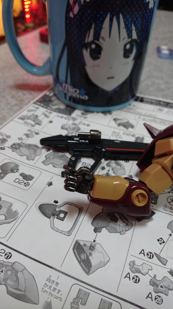 手はコトブキヤの丸指Bに変更しました。サイズが少し合わずにグラつくのでネオジム磁石で固定するようにしています。