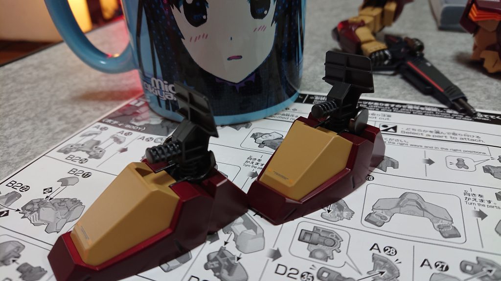 くるぶしは内側をカットして可動範囲を広げてます。