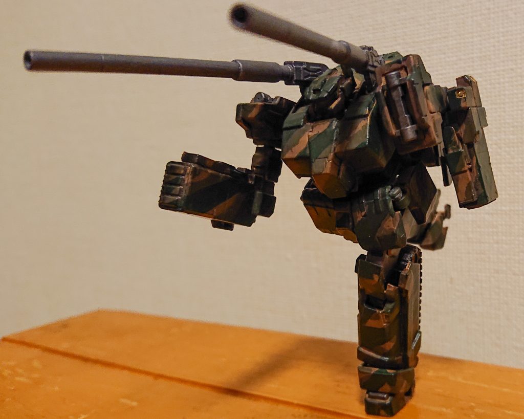 参考にした某サイトを模倣してスタコラさせてみました。意外と関節はしっかりしていてアクションベースなしでもバランス取れます。