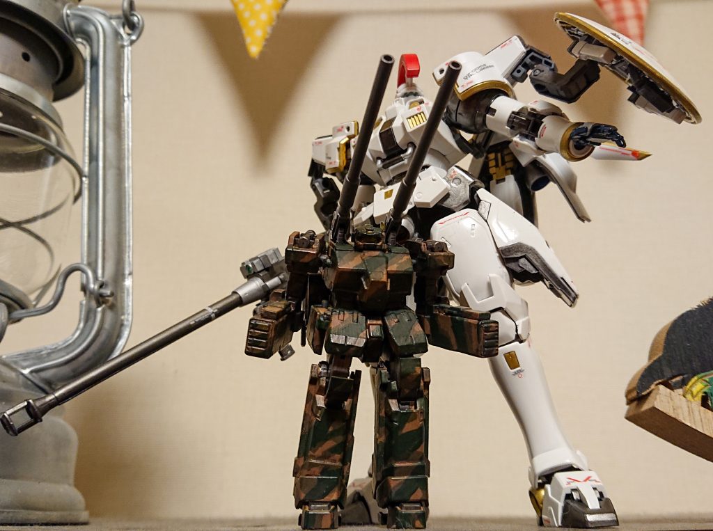 1作目のMGトールギスと大きさ比較。HGとはいえめちゃ小さいです。トールギスの股下と同じくらいかな？