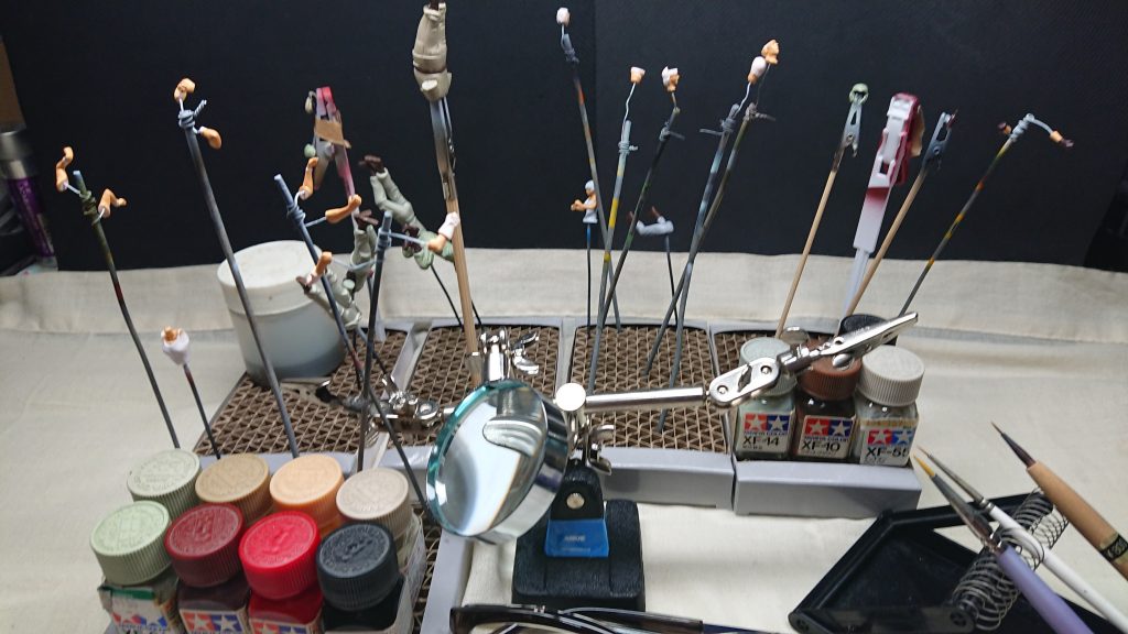 エナメル塗料で苦手なフィギュアを筆塗り